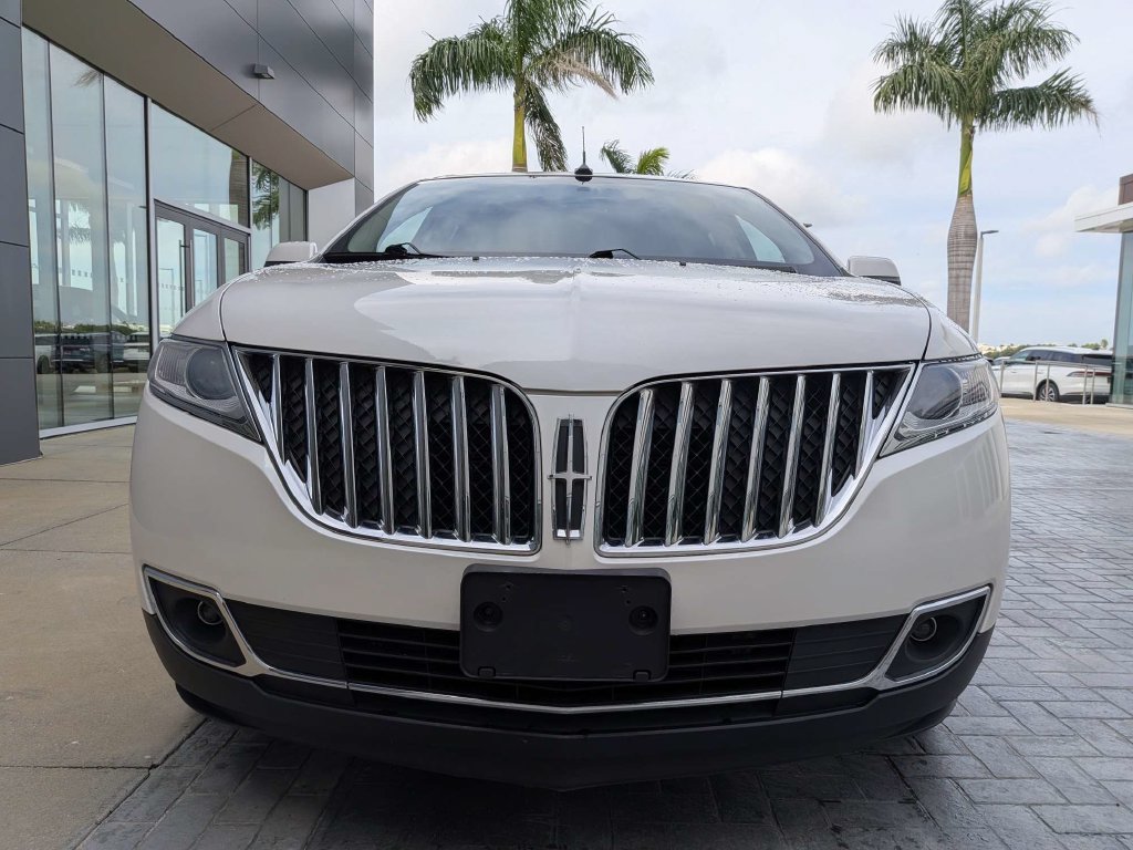 Used 2014 Lincoln MKX FWD w/ Walnut Swirl Wood Package image 8