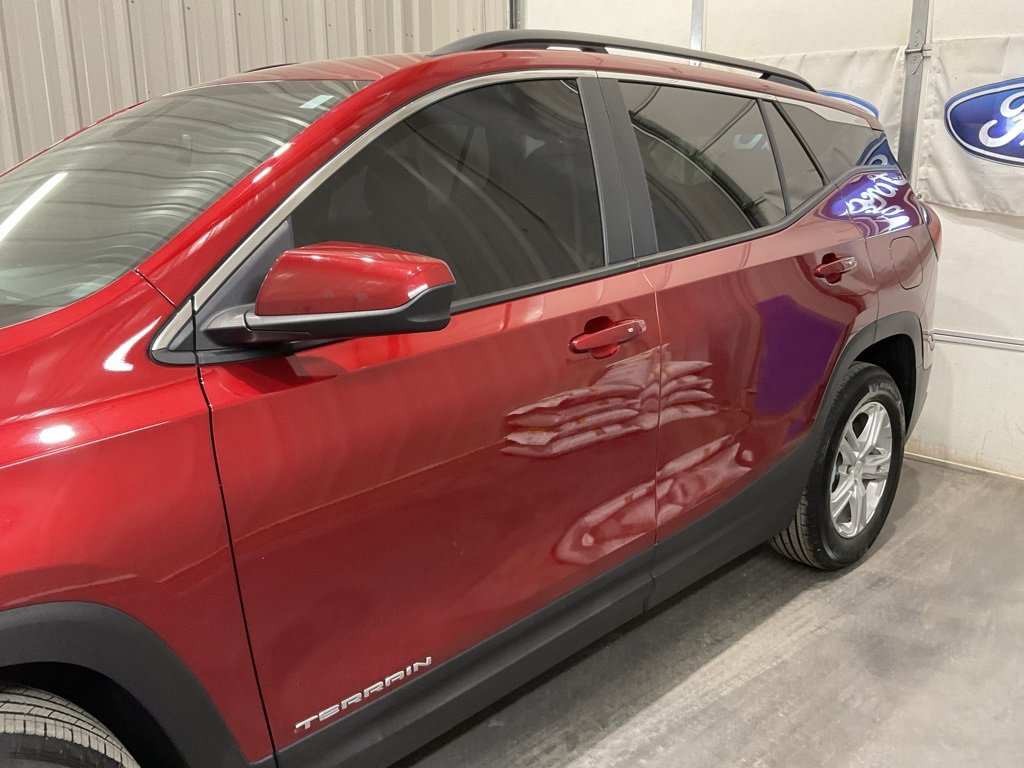 Used 2023 GMC Terrain SLE w/ Driver Convenience Package image 5
