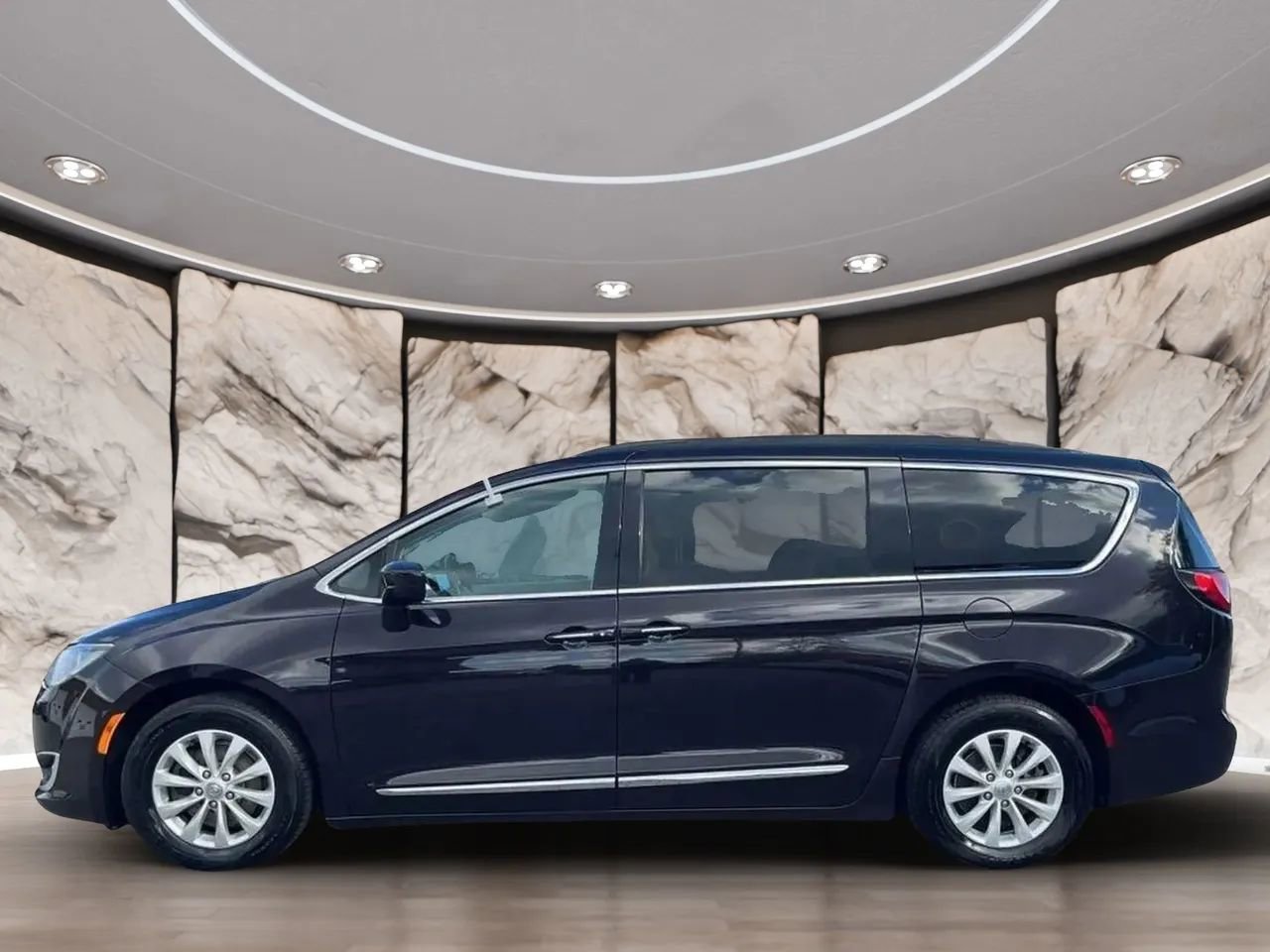 Used 2017 Chrysler Pacifica Touring-L image 7
