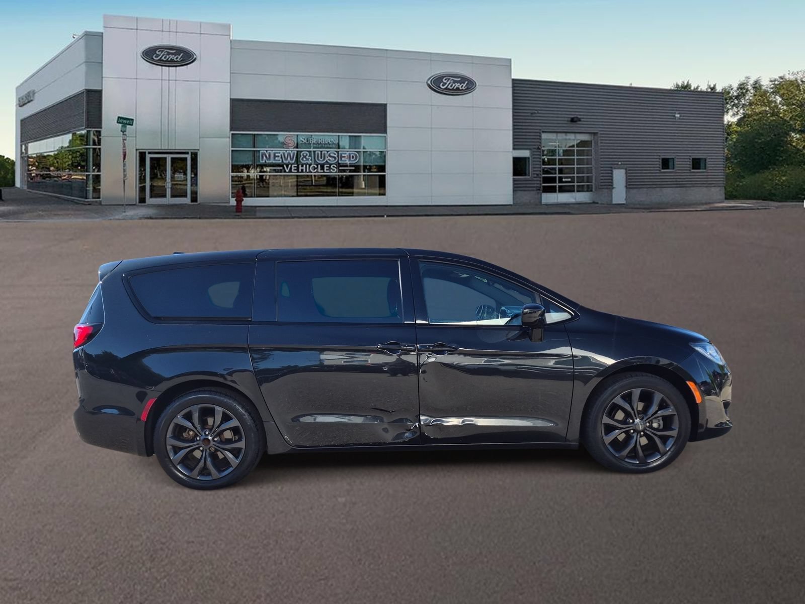 Used 2019 Chrysler Pacifica Touring Plus w/ S Appearance Package FWD image 10