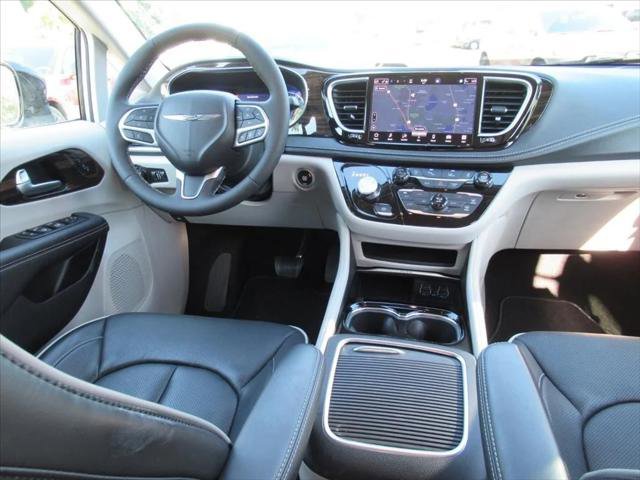 Certified 2024 Chrysler Pacifica Limited AWD/4WD image 13