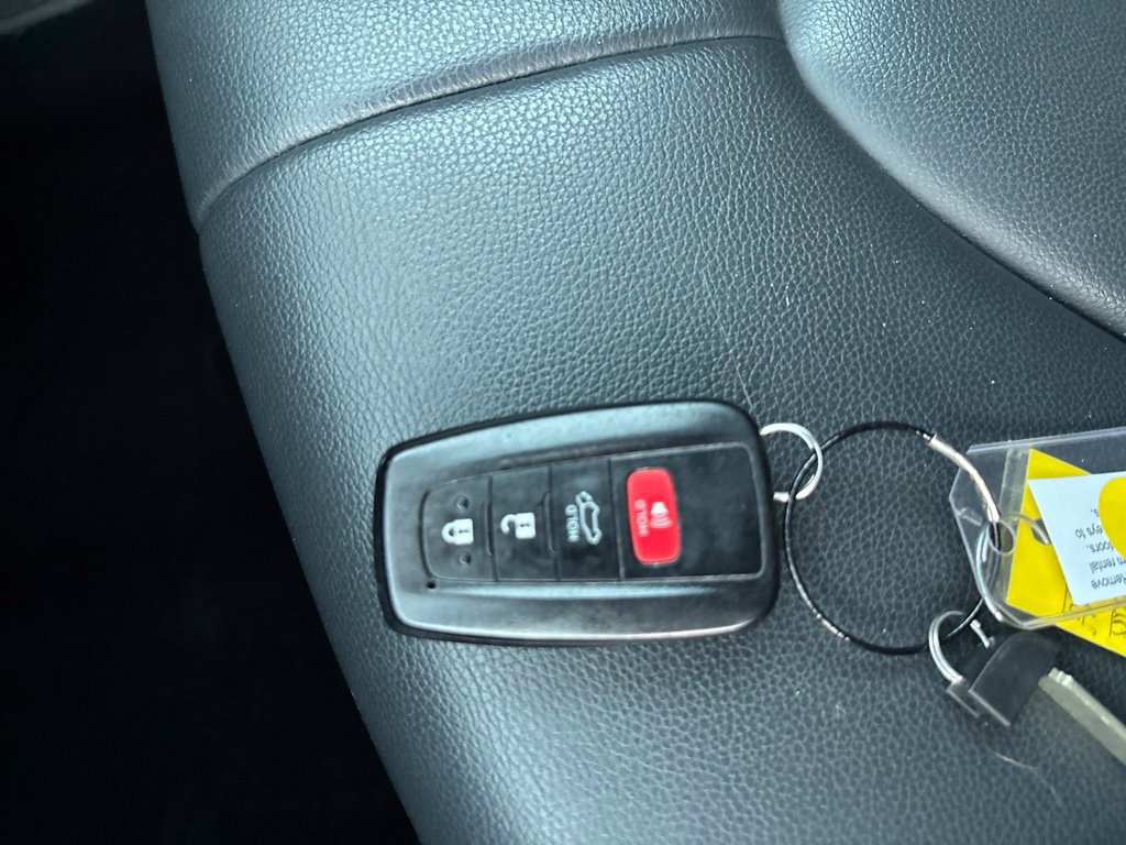 Used 2022 Toyota Highlander XLE AWD/4WD image 39