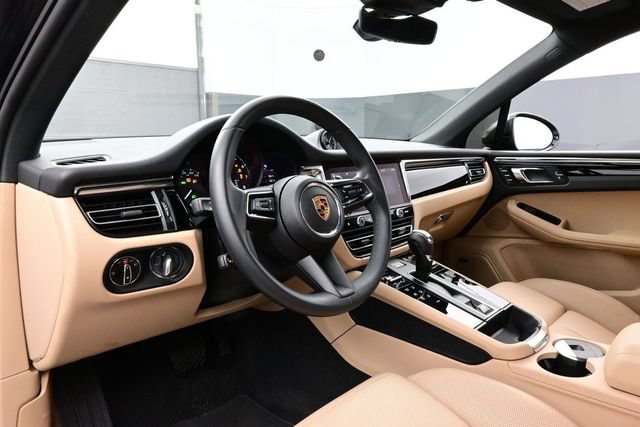 Certified 2025 Porsche Macan AWD/4WD image 4