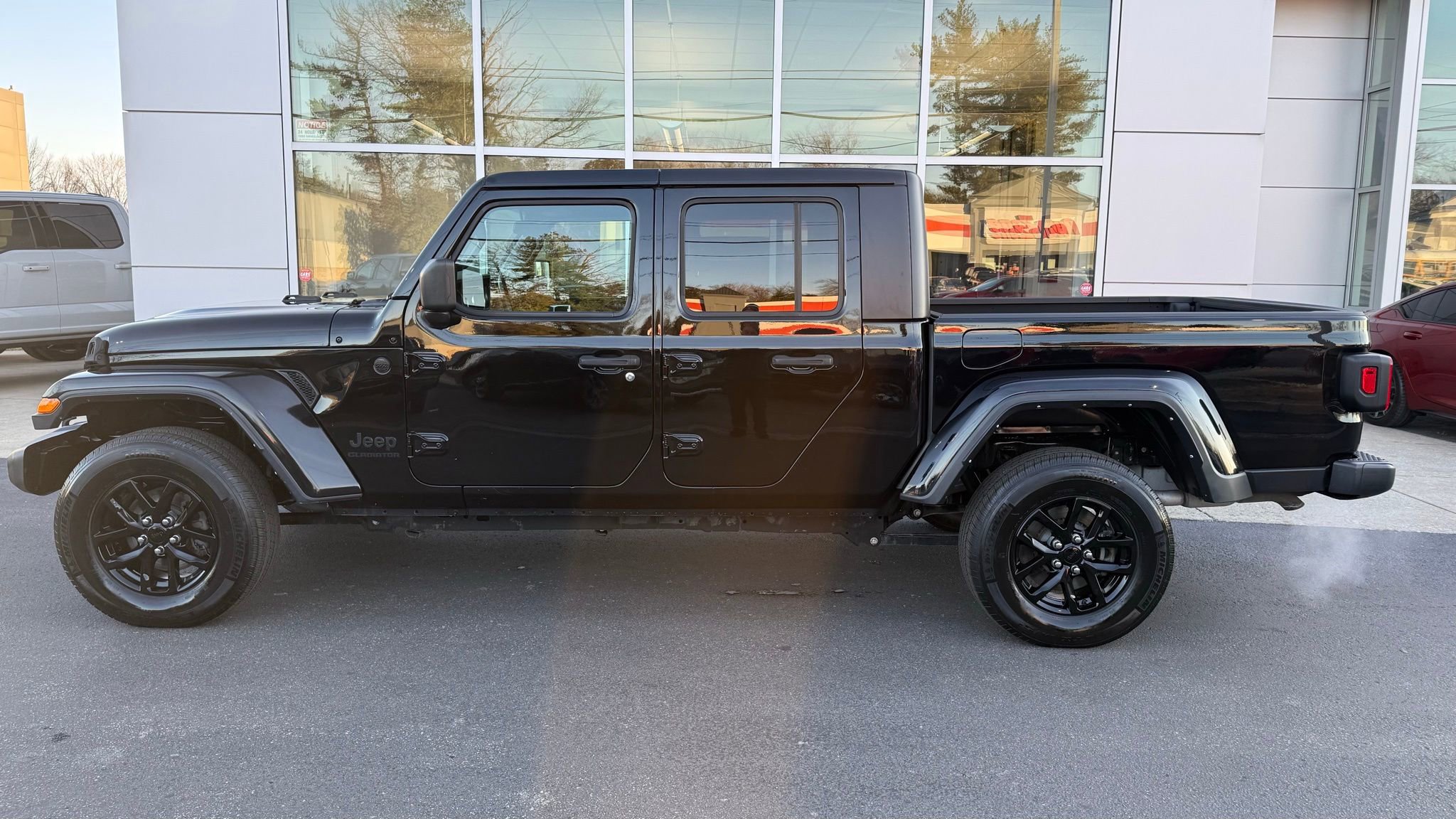 Used 2021 Jeep Gladiator Sport image 2