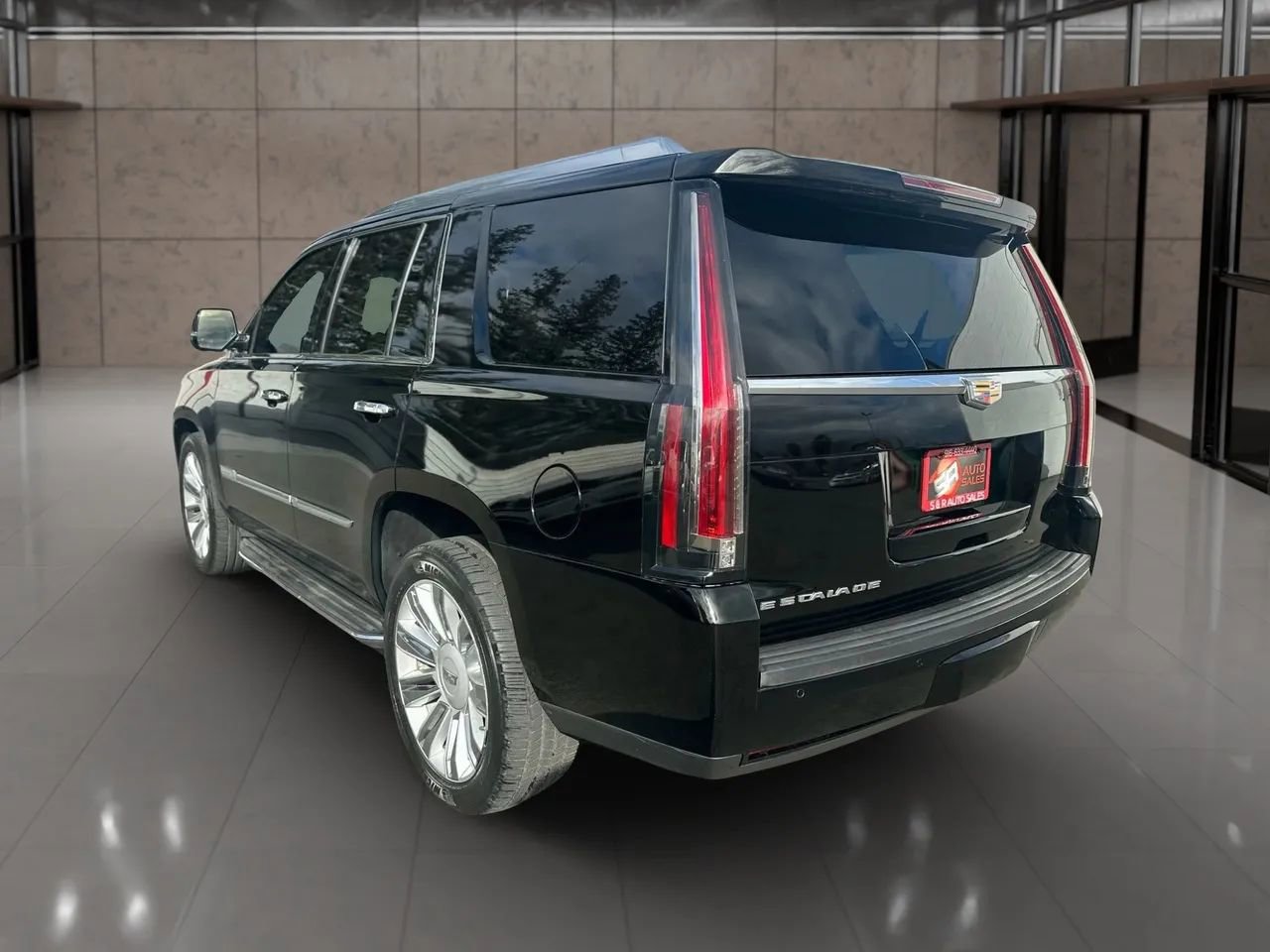 Used 2015 Cadillac Escalade Luxury image 4