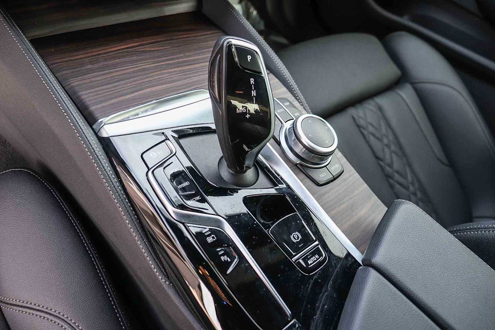 Used 2022 BMW 530e w/ M Sport Package image 26