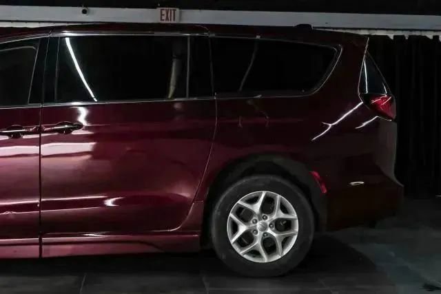 Used 2018 Chrysler Pacifica Touring Plus w/ Tire & Wheel Group FWD image 16