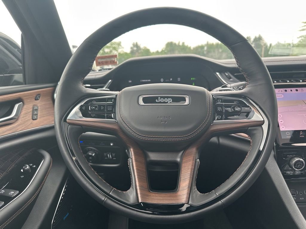 Used 2023 Jeep Grand Cherokee Summit w/ Luxury Tech Group V AWD/4WD image 19