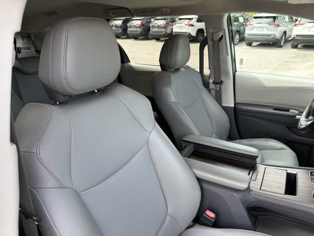 Used 2021 Toyota Sienna XLE FWD image 16