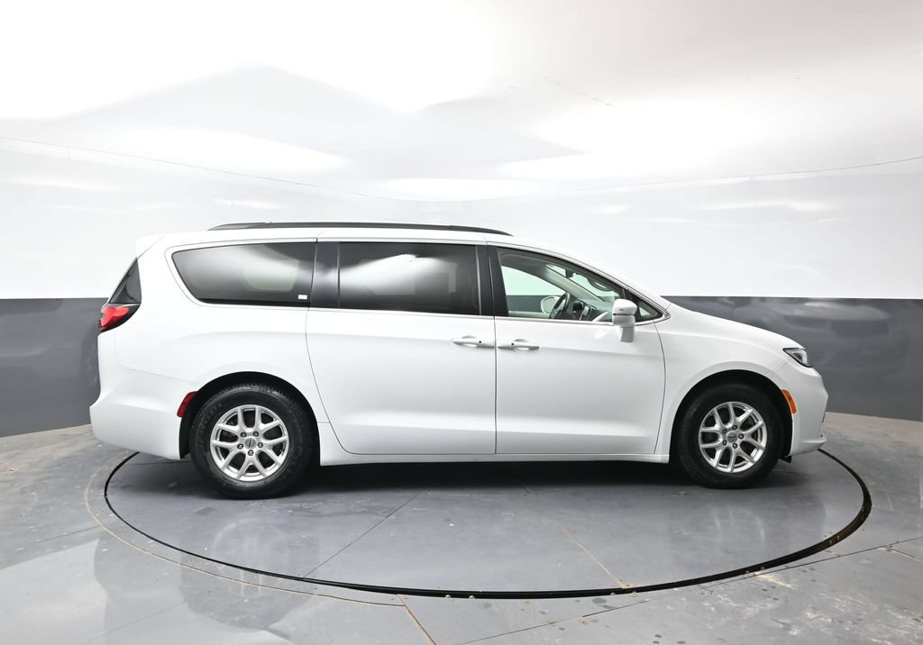 Used 2022 Chrysler Pacifica Touring-L FWD image 3