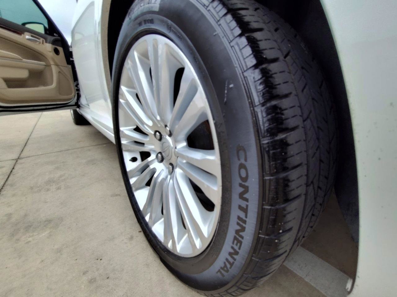Used 2011 Chrysler 300 Limited w/ Luxury Group RWD image 11