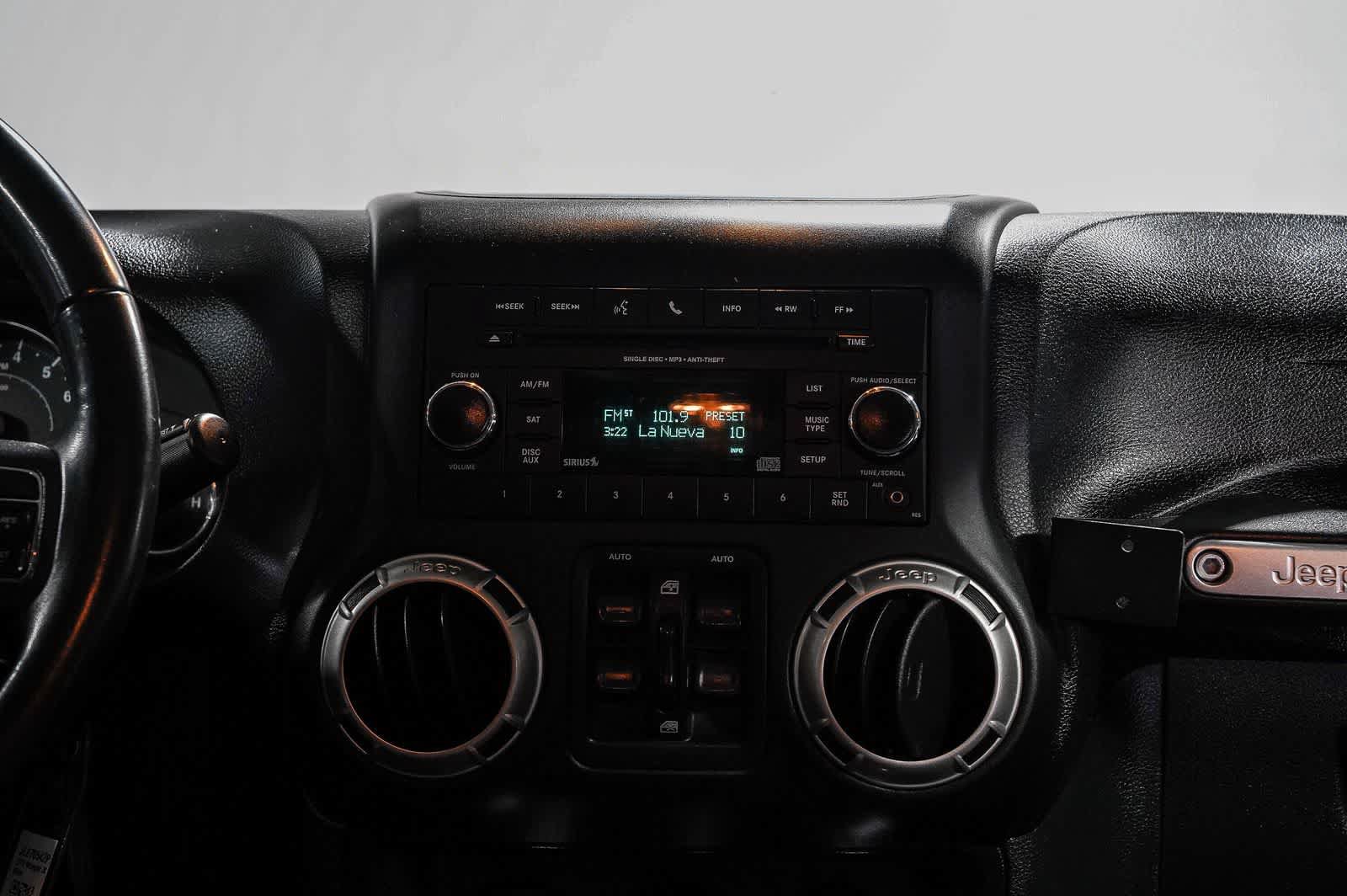 Used 2018 Jeep Wrangler Unlimited Rubicon w/ Connectivity Group AWD/4WD image 14