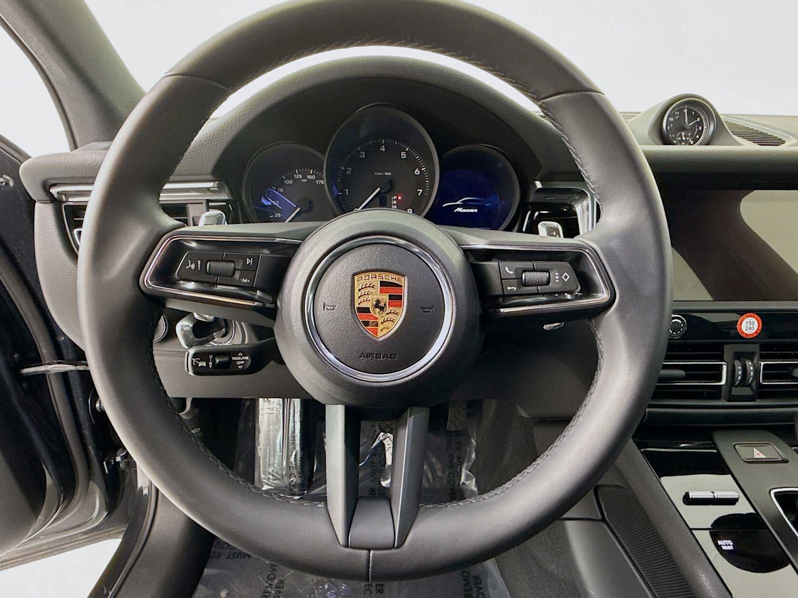Certified 2025 Porsche Macan AWD/4WD image 15