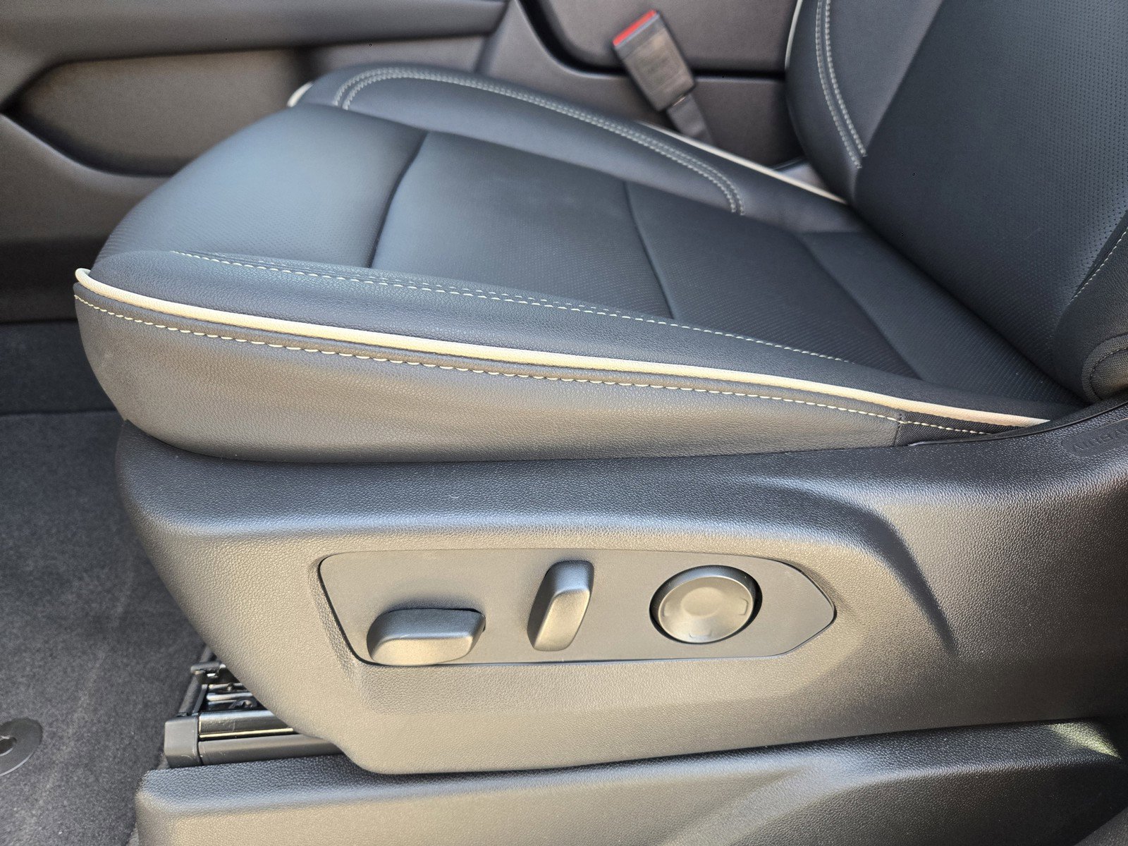 New 2026 Chevrolet Suburban Premier image 17