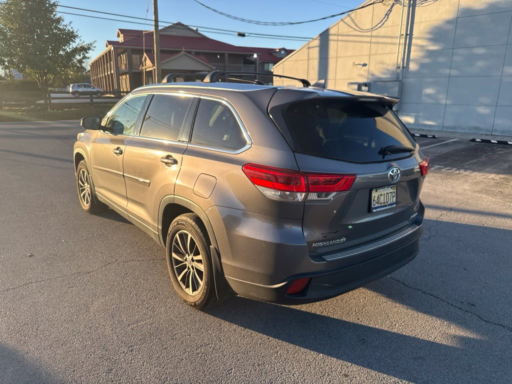 Used 2019 Toyota Highlander XLE AWD/4WD image 4