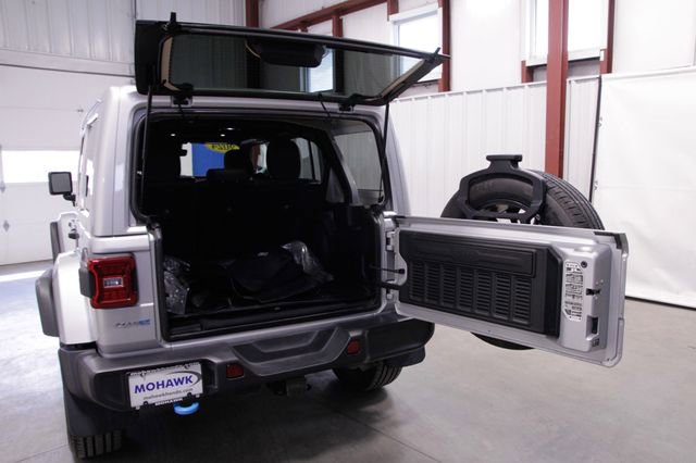 Used 2024 Jeep Wrangler Unlimited Sahara w/ Technology Group image 19