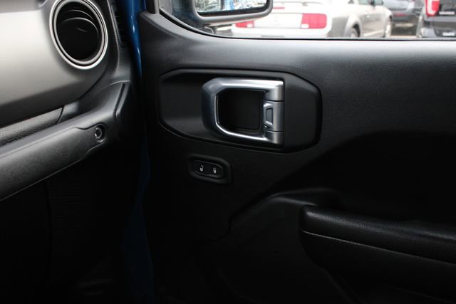 Used 2021 Jeep Gladiator Willys AWD/4WD image 18