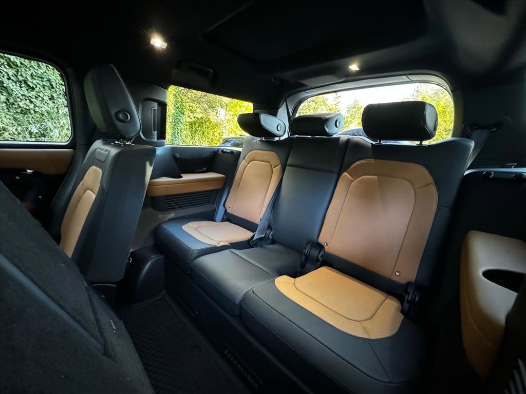 Used 2024 Land Rover Defender 130 X-Dynamic SE image 21