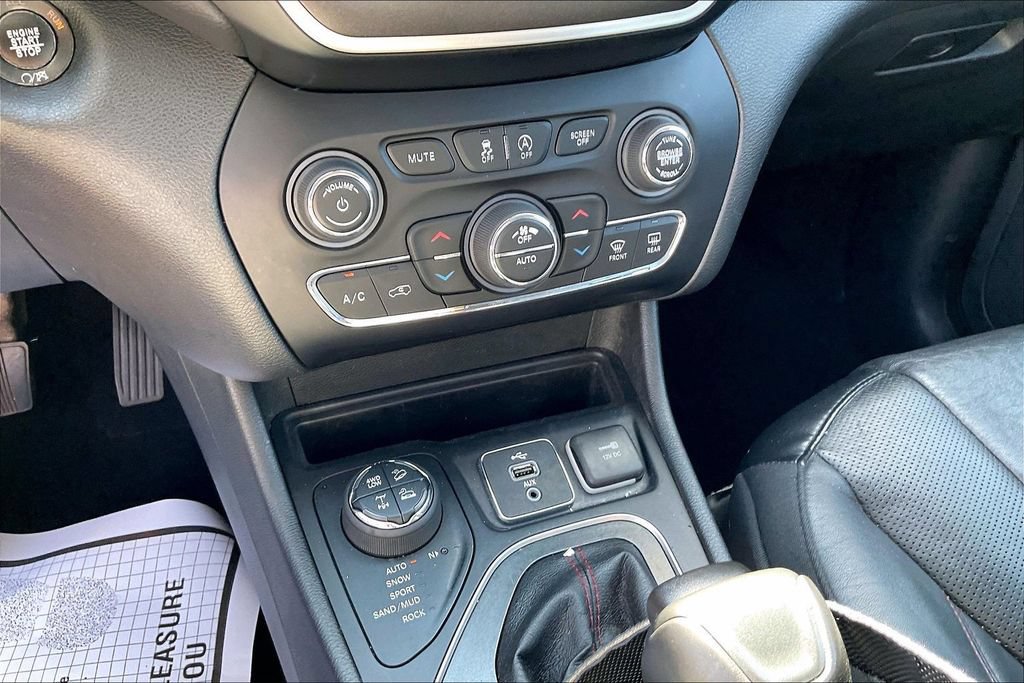 Used 2019 Jeep Cherokee Trailhawk AWD/4WD image 17
