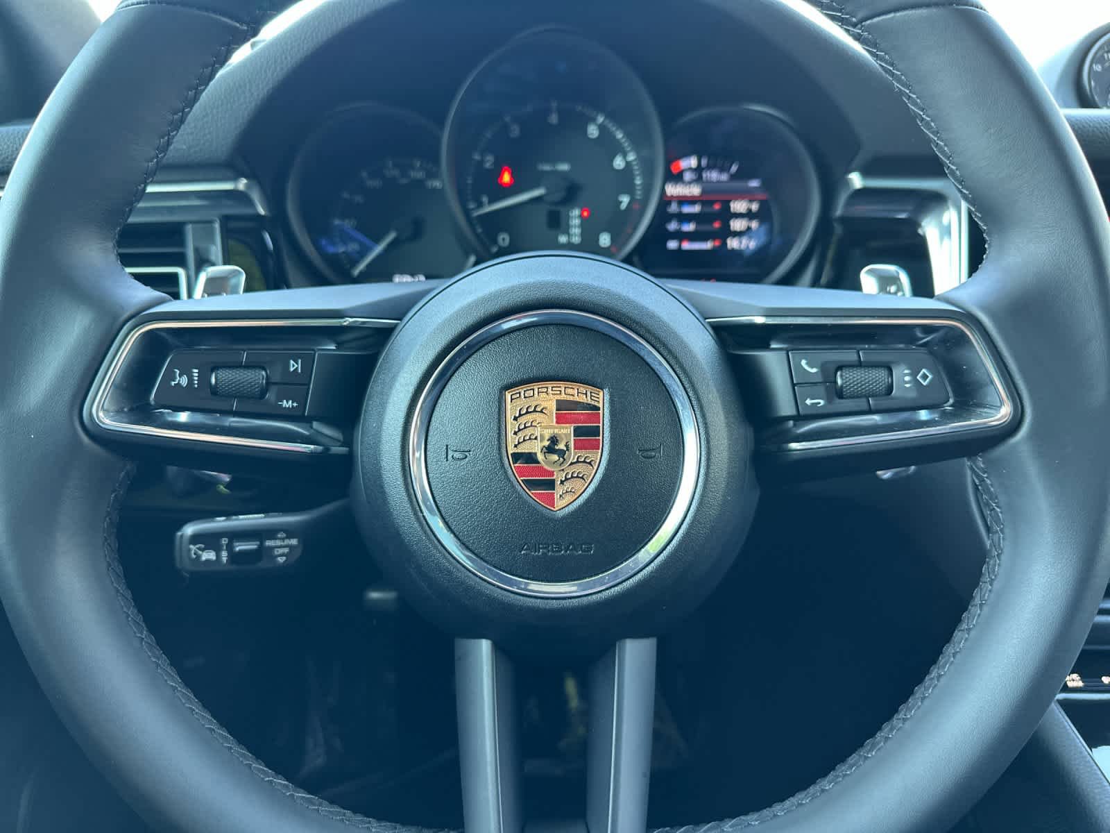 Certified 2025 Porsche Macan AWD/4WD image 25