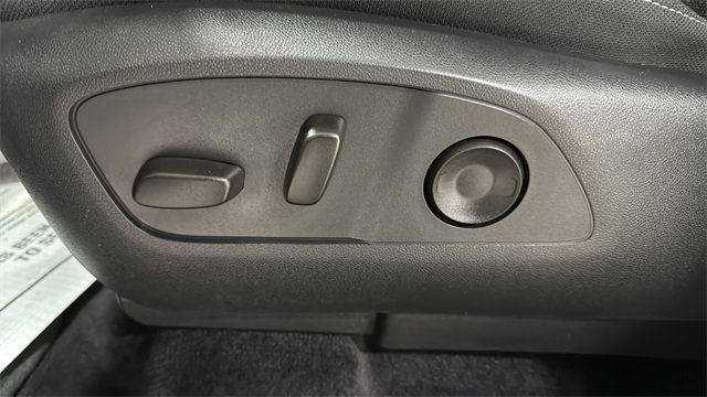 Used 2025 Chevrolet Traverse LT image 23