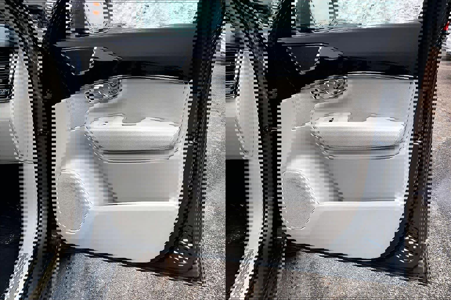 Used 2017 Volvo XC90 T6 Momentum w/ Vision Package image 22