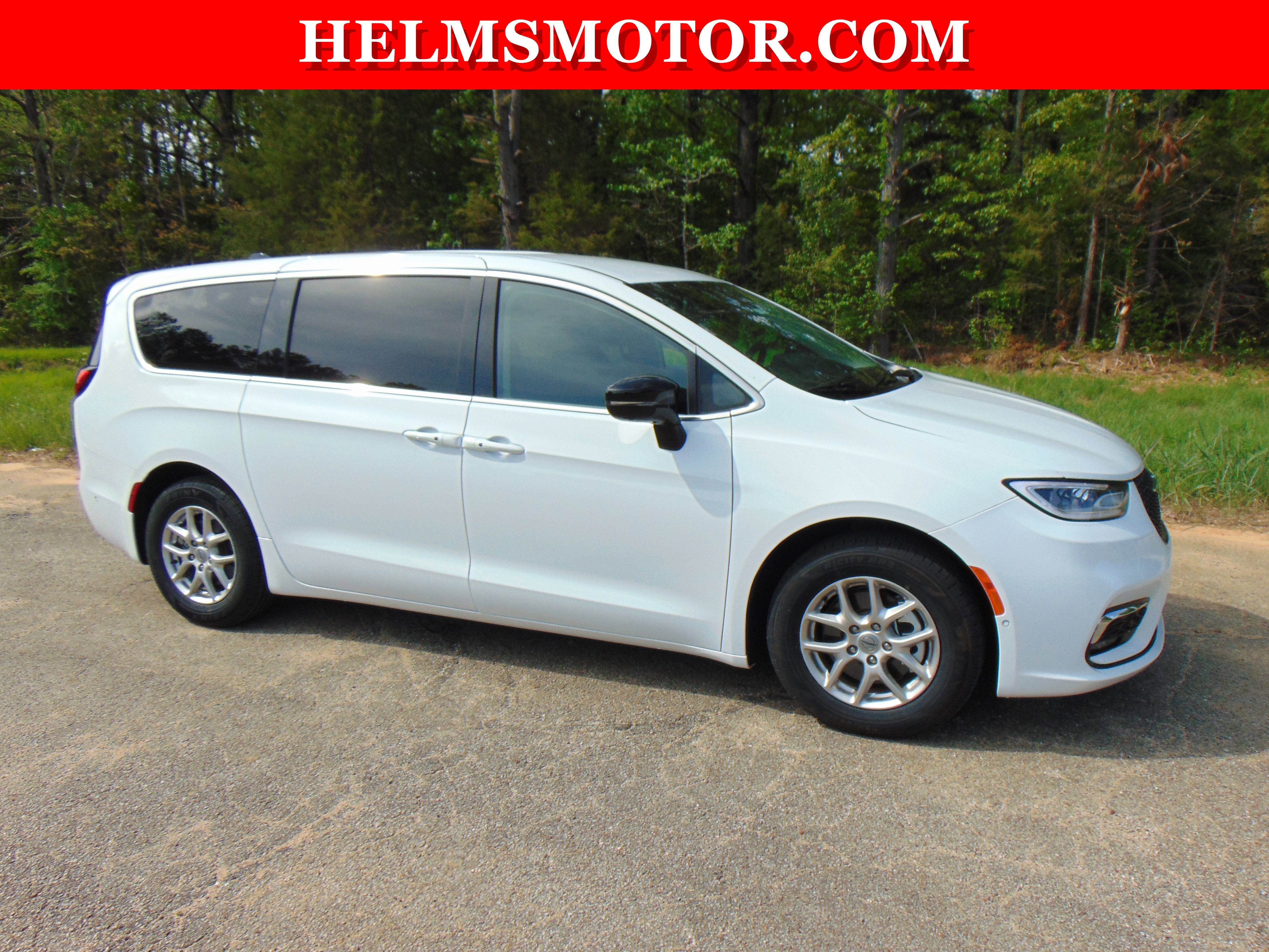 Certified 2024 Chrysler Pacifica Touring-L FWD image 11
