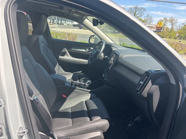 Certified 2025 Volvo XC40 B5 Plus AWD/4WD image 15