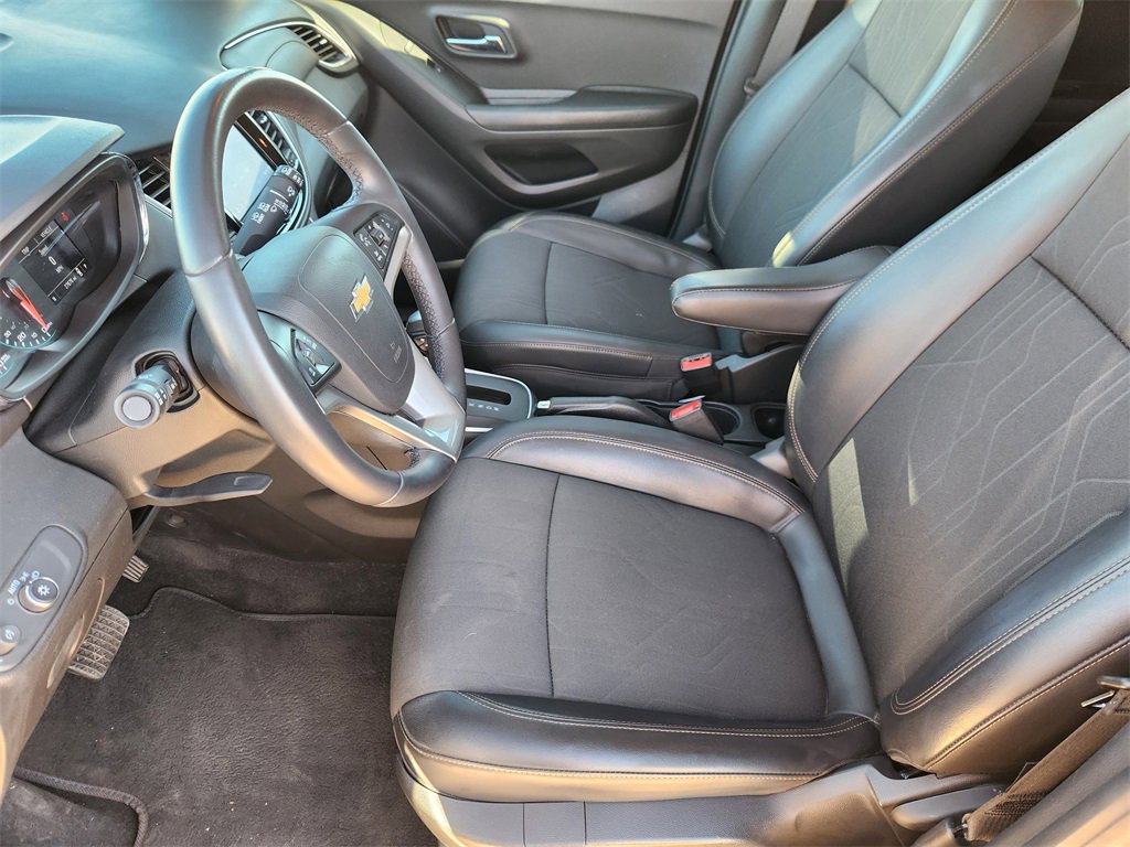 Used 2022 Chevrolet Trax LT w/ LT Convenience Package image 13