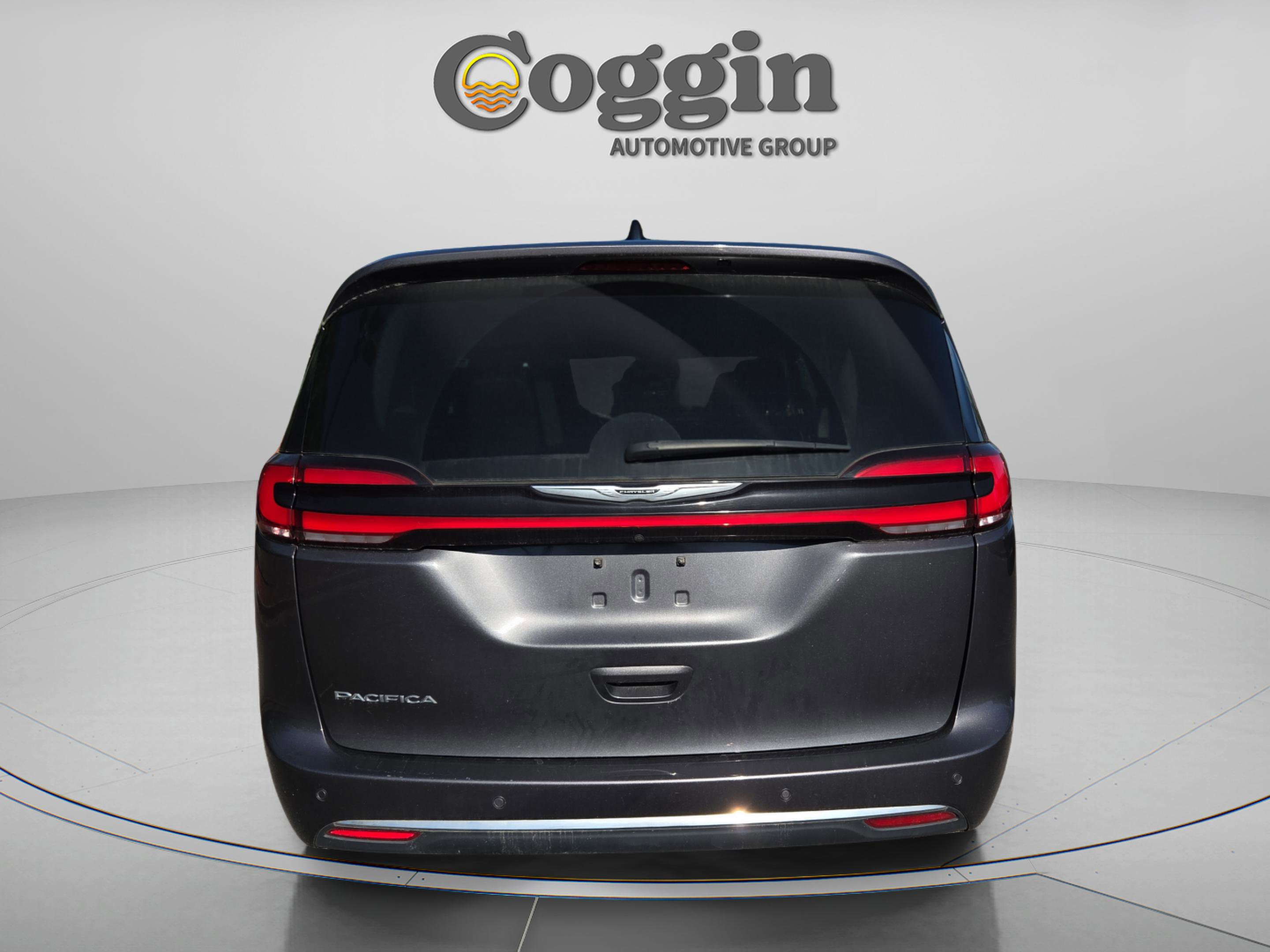 Used 2023 Chrysler Pacifica Touring-L FWD image 4