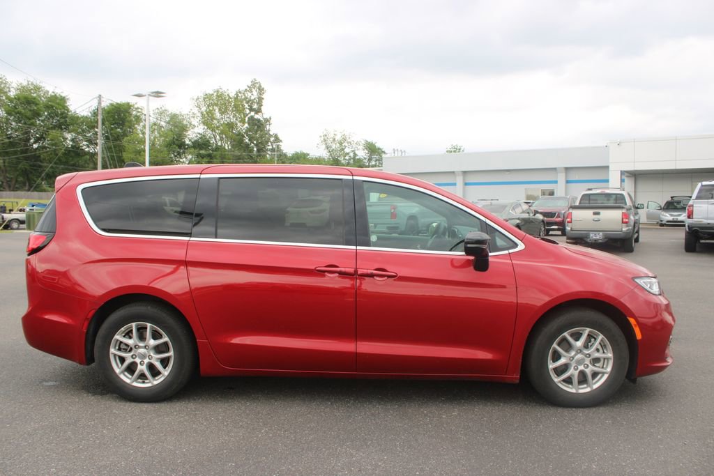 Used 2025 Chrysler Pacifica Select FWD image 11