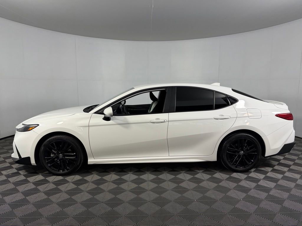 Used 2025 Toyota Camry SE image 11