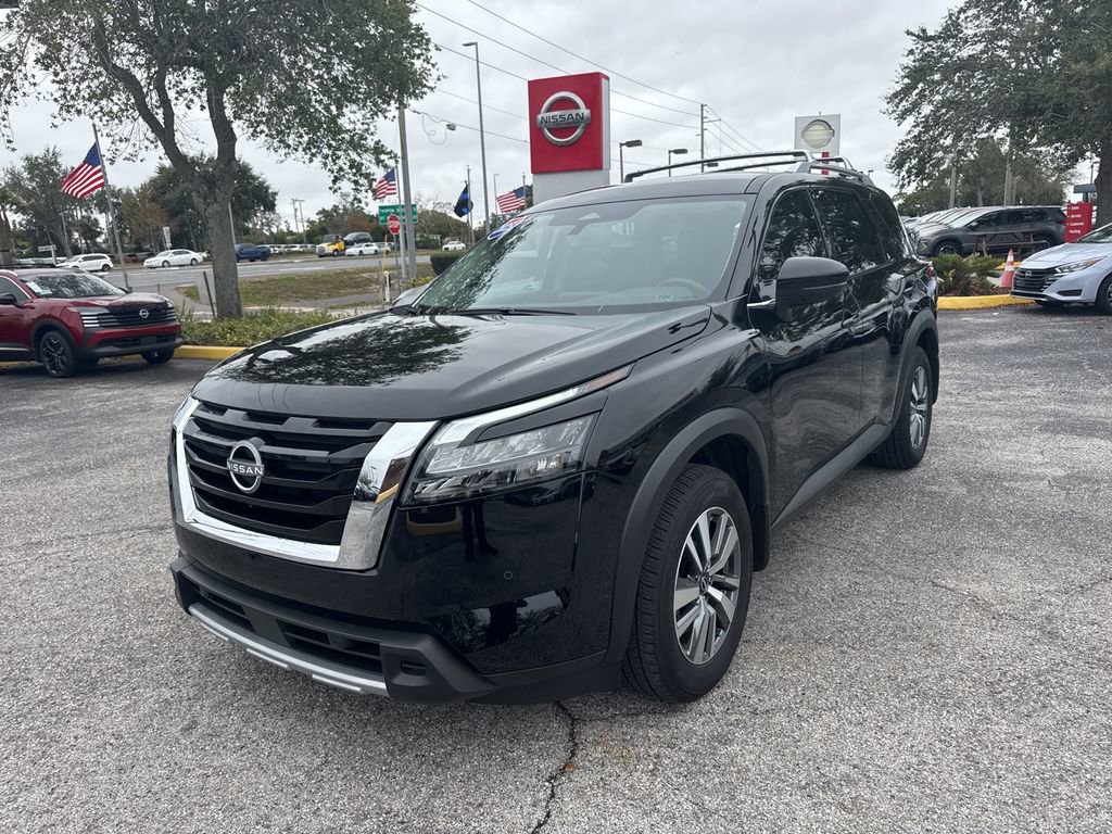 Used 2025 Nissan Pathfinder SL image 2