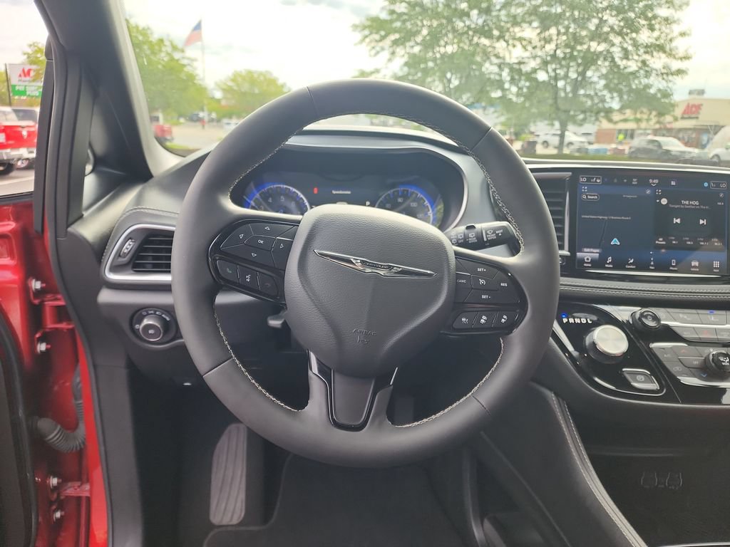 Used 2025 Chrysler Pacifica Limited FWD image 20