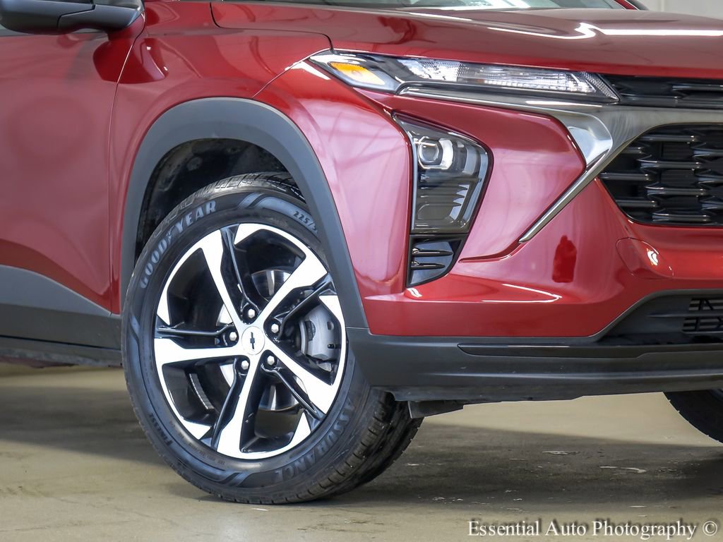 Used 2025 Chevrolet Trax RS w/ Driver Confidence Package FWD image 4