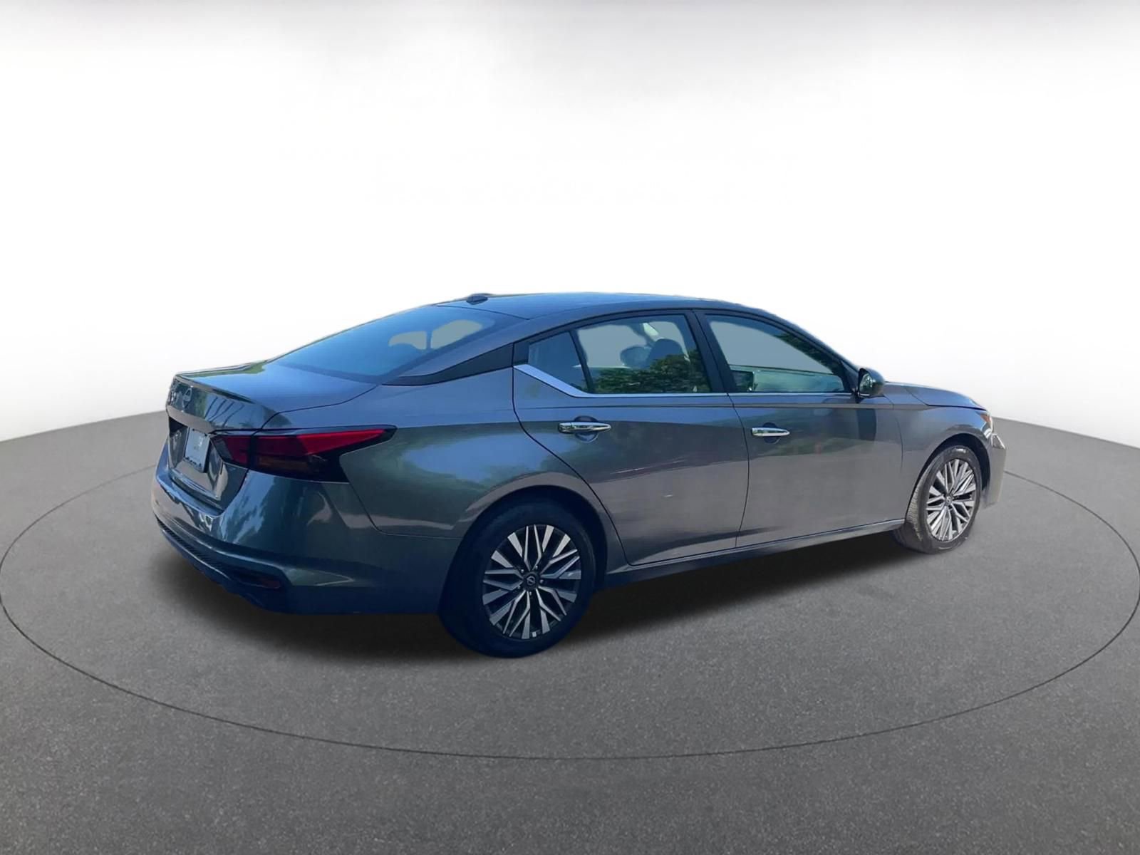 Used 2025 Nissan Altima 2.5 SV FWD image 15