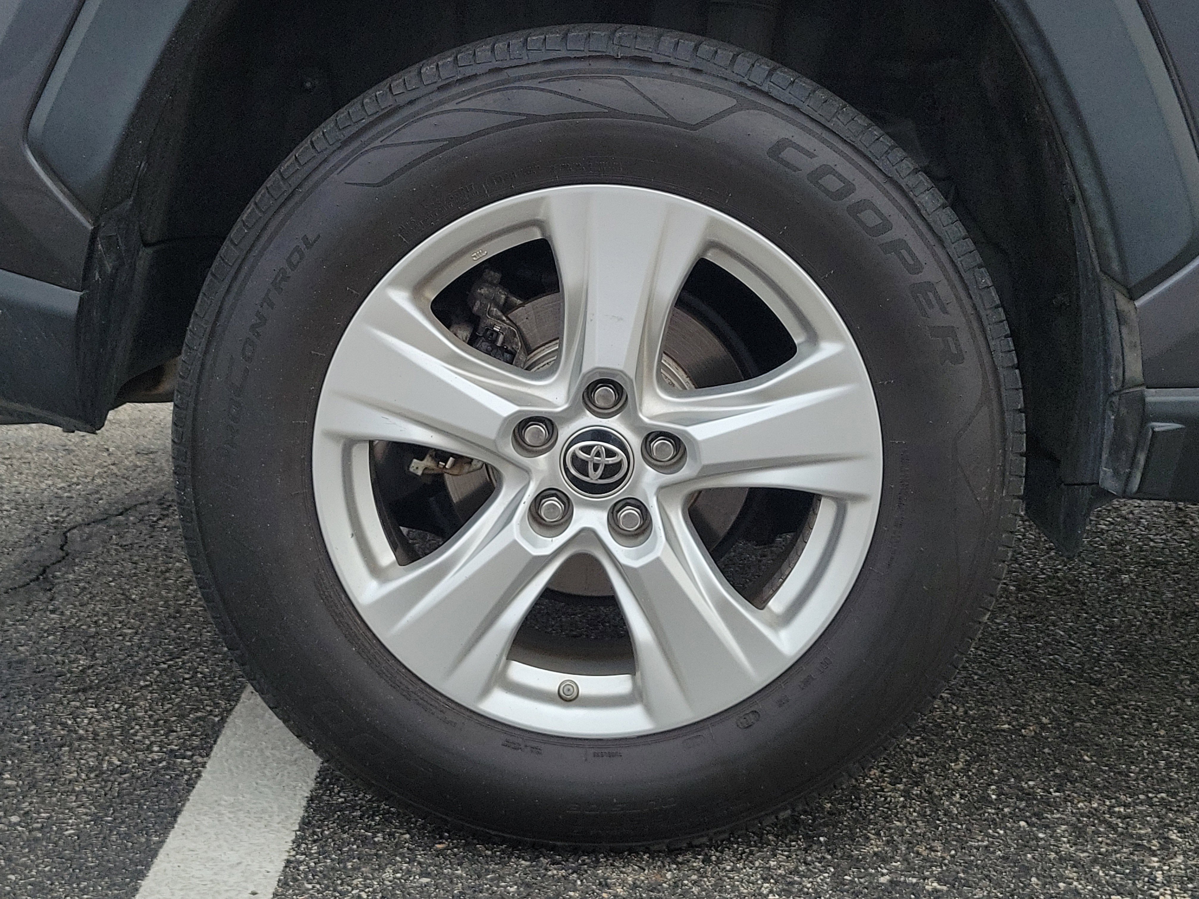 Used 2021 Toyota RAV4 LE image 5