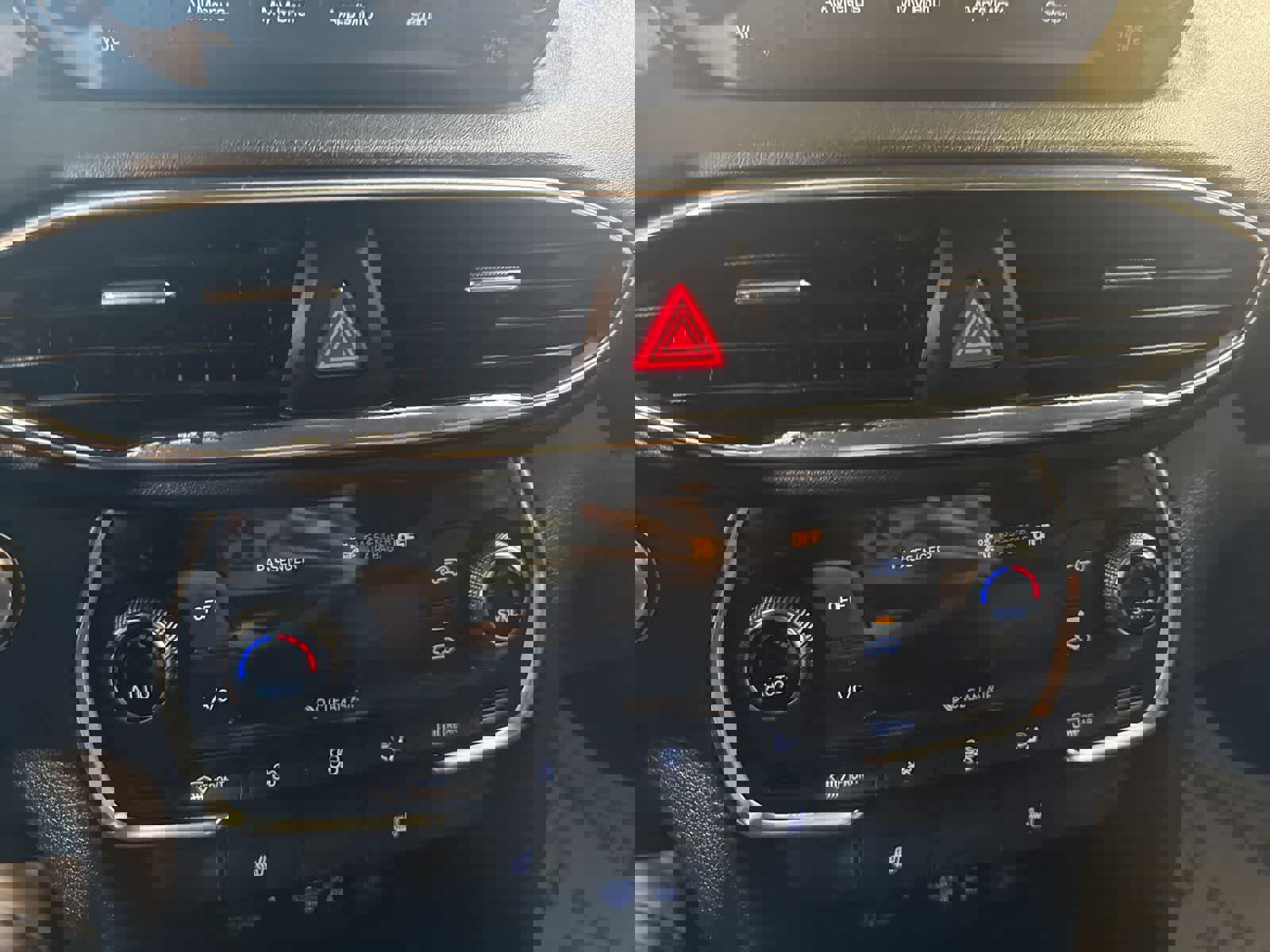 Used 2020 Hyundai Santa Fe SEL w/ Convenience Package image 26