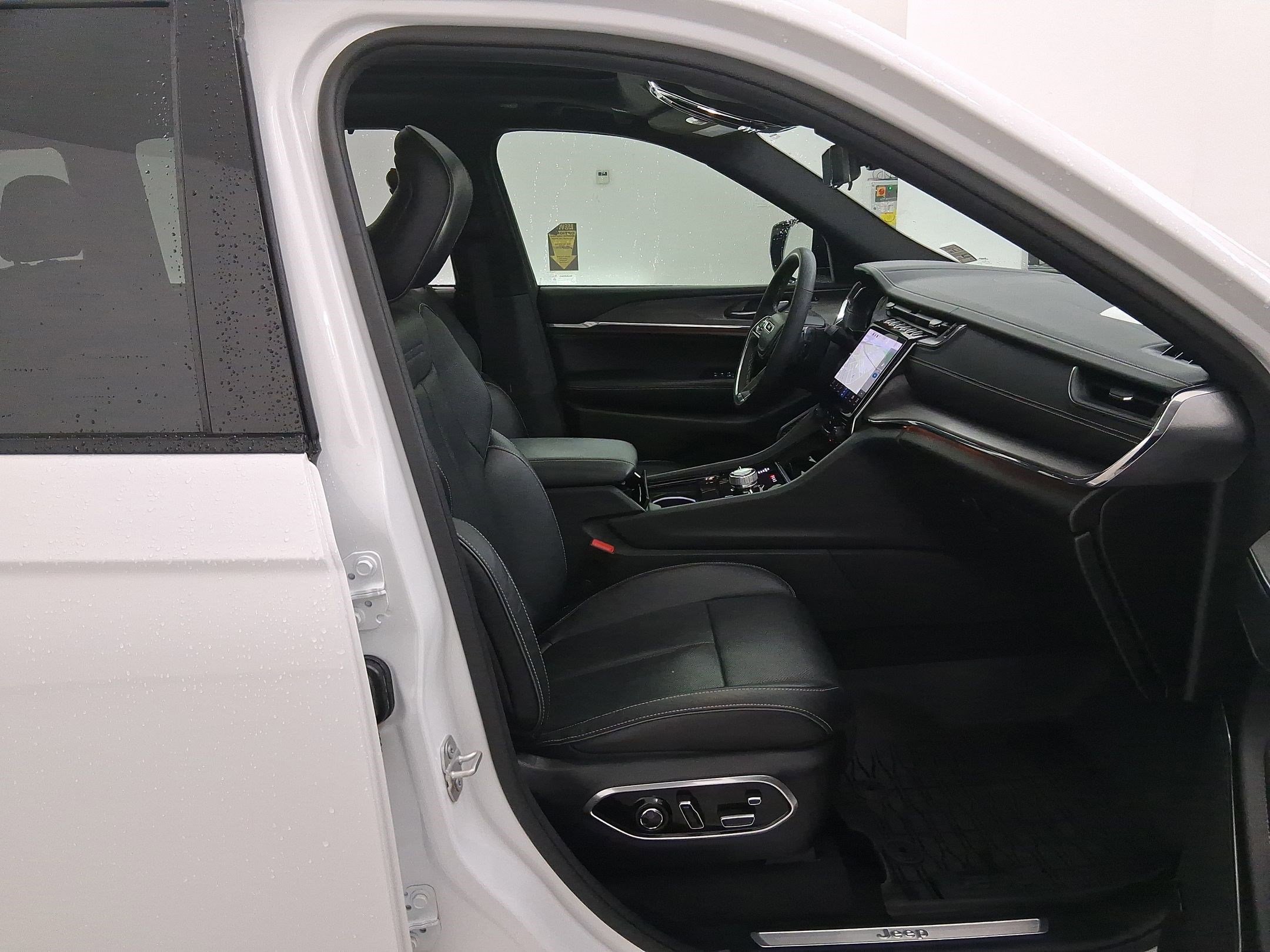 Used 2024 Jeep Grand Cherokee Overland w/ Luxury Tech Group IV image 34