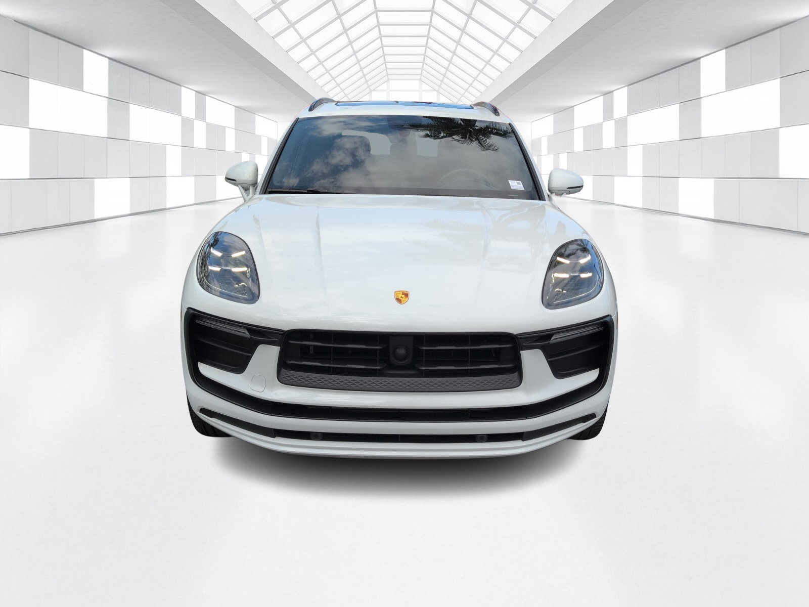 Used 2023 Porsche Macan Turbo image 2