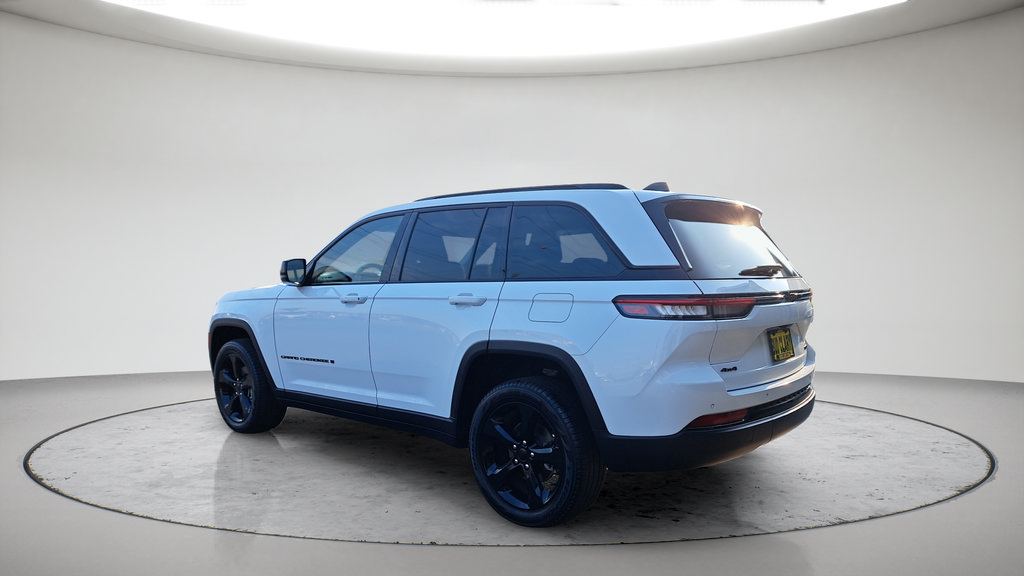 Used 2023 Jeep Grand Cherokee Limited w/ Black Appearance Package AWD/4WD image 12