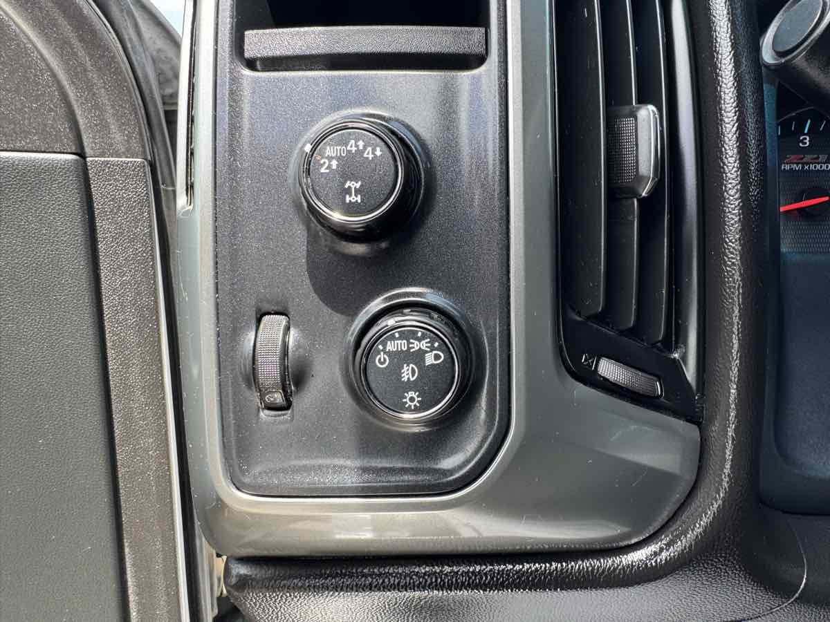 Used 2018 Chevrolet Silverado 1500 LT w/ All Star Edition AWD/4WD image 10