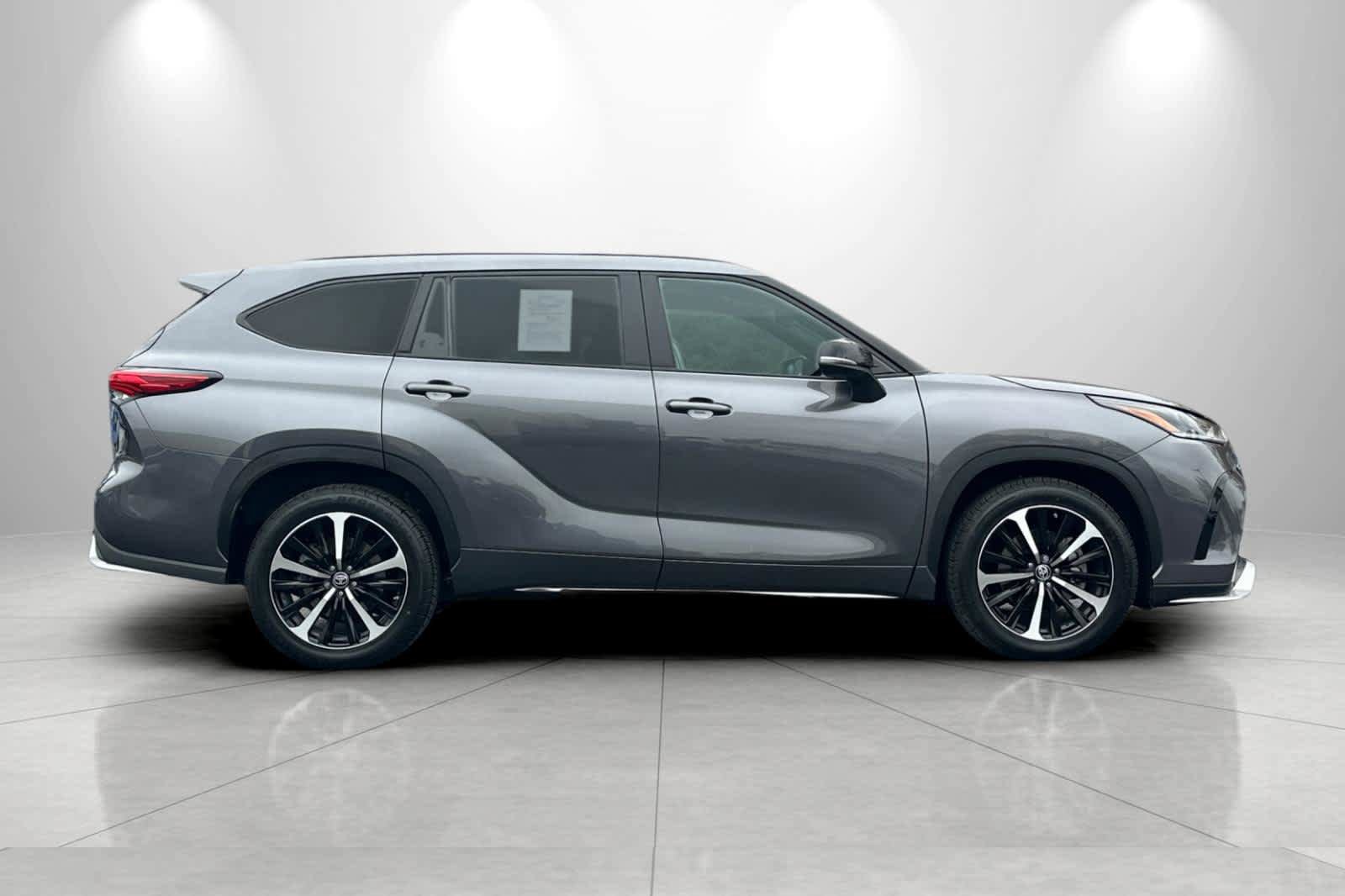 Used 2022 Toyota Highlander XSE AWD/4WD image 8