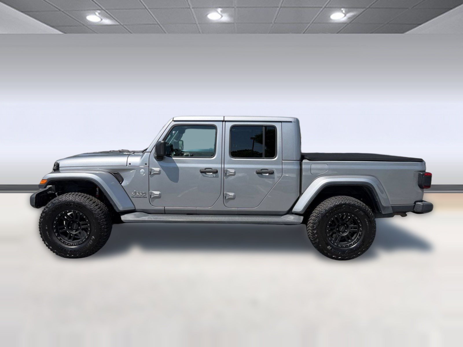 Used 2020 Jeep Gladiator Overland w/ Safety Group AWD/4WD image 2