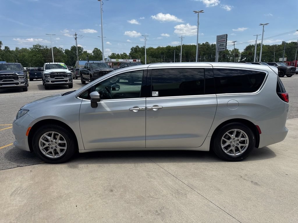 Used 2023 Chrysler Voyager LX FWD image 10