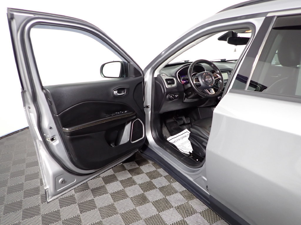 Used 2018 Jeep Compass Latitude w/ Cold Weather Group AWD/4WD image 18