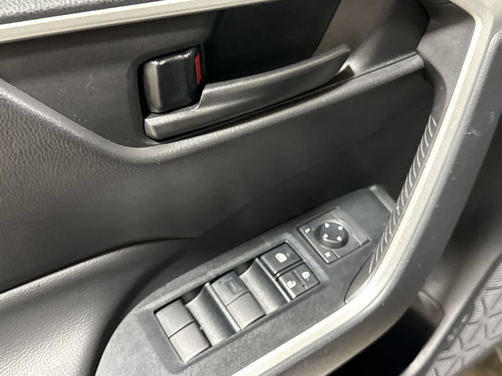 Used 2022 Toyota RAV4 LE FWD image 20