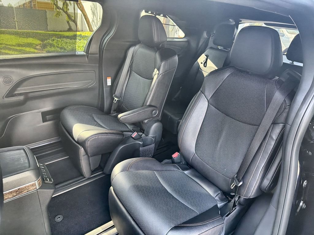 Used 2025 Toyota Sienna Platinum image 24