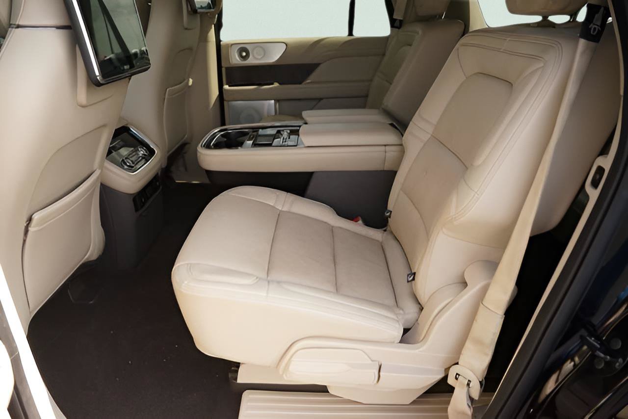 Used 2020 Lincoln Navigator L Reserve w/ Equipment Group 208A Reserve AWD/4WD image 13