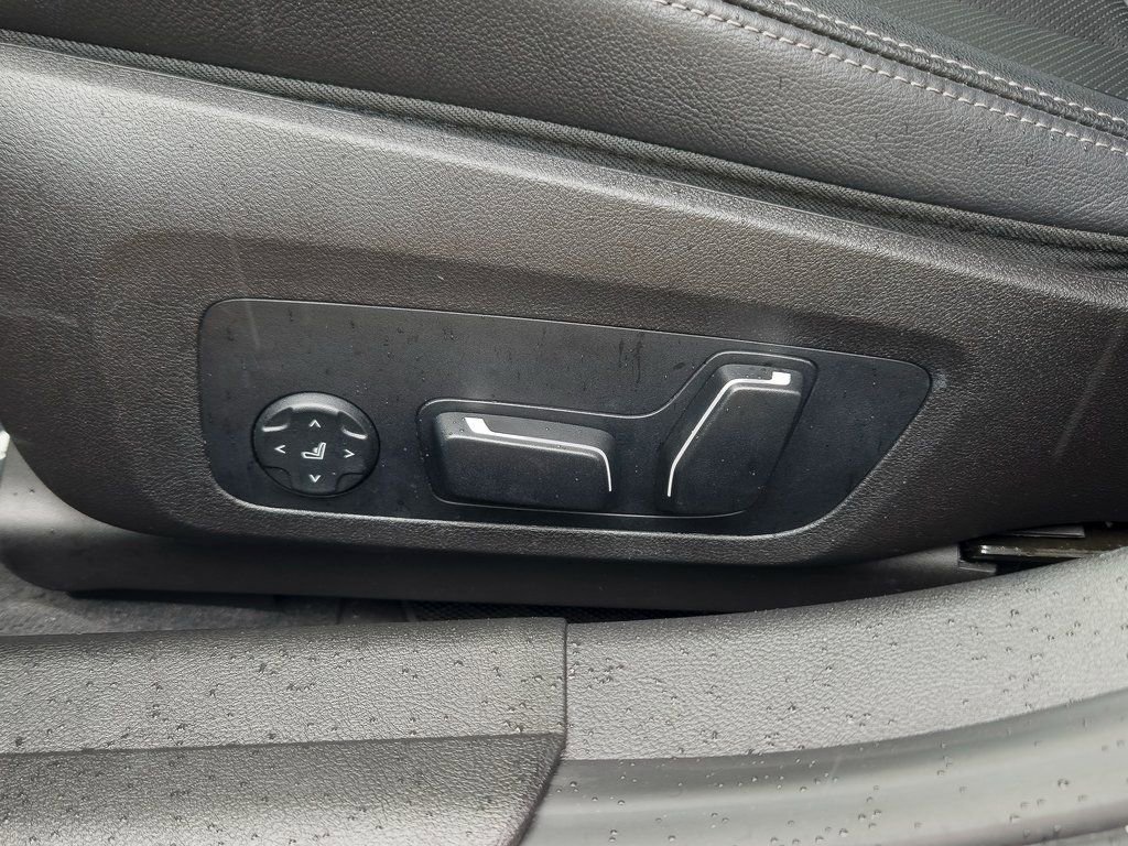 Used 2025 BMW 330i Sedan w/ Parking Assistance Package image 11